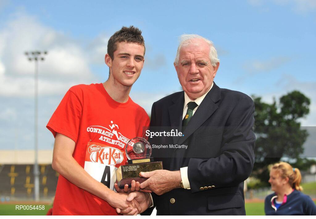 28 June 2008; President of the Irish Schools Athletics Association Michael Hunt presents Ryan Monahan, Grange, Co. Sligo, with the award for Best 1500m athlete at the KitKat Tailteann inter provincial track & field final. Morton Stadium, Santry, Dublin. Picture credit: Stephen McCarthy / SPORTSFILE