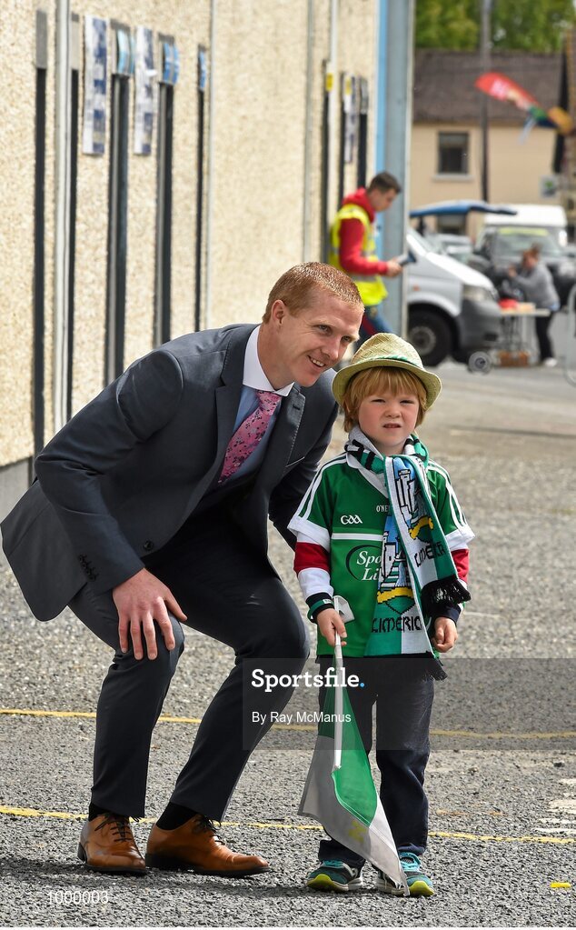 24 May 2015; RTÉ analyst Henry Shefflin with five year old David Magner, from Effin, Co Limerick, as they arrive for the game. Munster GAA Hurling Senior Championship Quarter-Final, Clare v Limerick. Semple Stadium, Thurles, Co. Tipperary. Picture credit: Ray McManus / SPORTSFILE