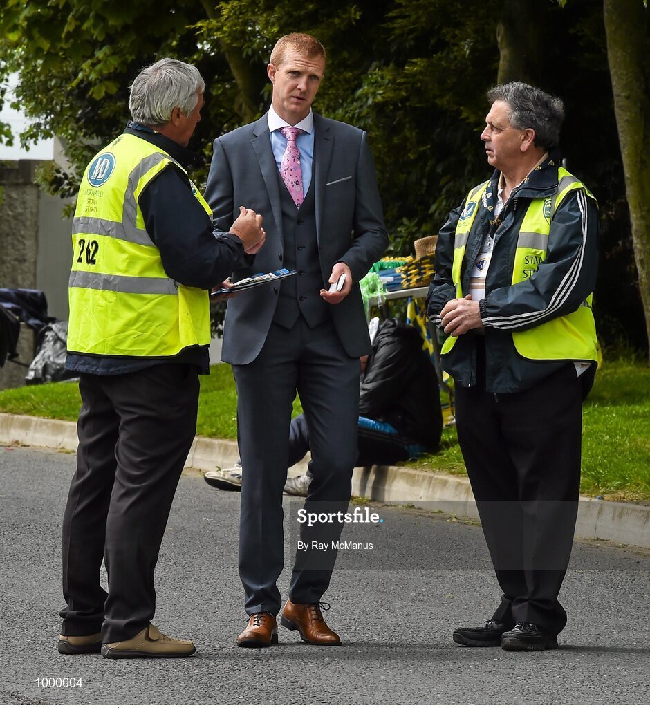 24 May 2015; RTÉ analyst Henry Shefflin with Mounthrath GAA members Patsy Sydes, left, and Donal Donehy, as he  arrives for the game. Munster GAA Hurling Senior Championship Quarter-Final, Clare v Limerick. Semple Stadium, Thurles, Co. Tipperary. Picture credit: Ray McManus / SPORTSFILE
