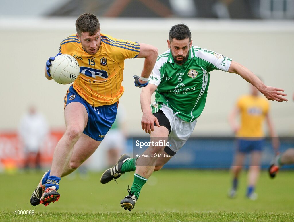 24 May 2015; Cathal Cregg, Roscommon, in action against Donnacha McCarthy, London. Connacht GAA Football Senior Championship Quarter-Final, London v Roscommon. Páirc Smárgaid, Ruislip, London, England. Picture credit: Piaras Ó Mídheach / SPORTSFILE