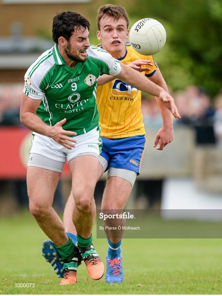 24 May 2015; Martin Carroll, London, in action against Enda Smith, Roscommon. Connacht GAA Football Senior Championship Quarter-Final, London v Roscommon. Páirc Smárgaid, Ruislip, London, England. Picture credit: Piaras Ó Mídheach / SPORTSFILE