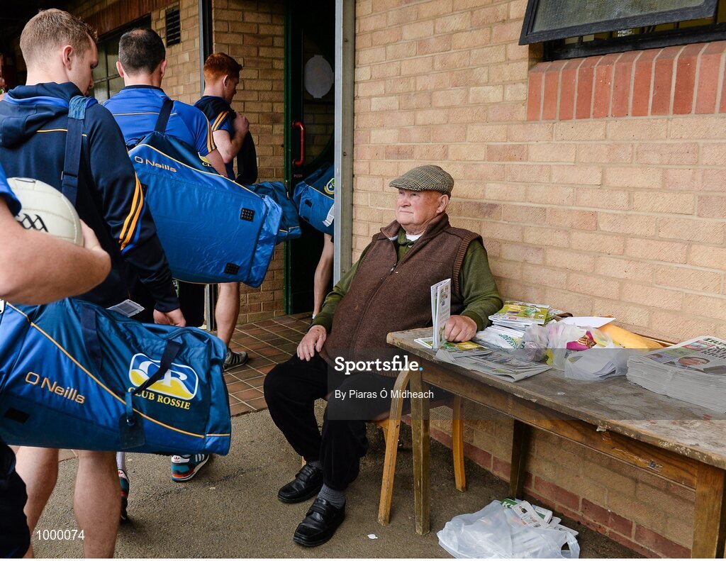 24 May 2015; Steward Tom O'Connor, living in London 55 years and originally from Newcastle West, Limerick, greets the Roscommon squad as they make their way to the dressing rooms ahead of the game. Connacht GAA Football Senior Championship Quarter-Final, London v Roscommon. Páirc Smárgaid, Ruislip, London, England. Picture credit: Piaras Ó Mídheach / SPORTSFILE