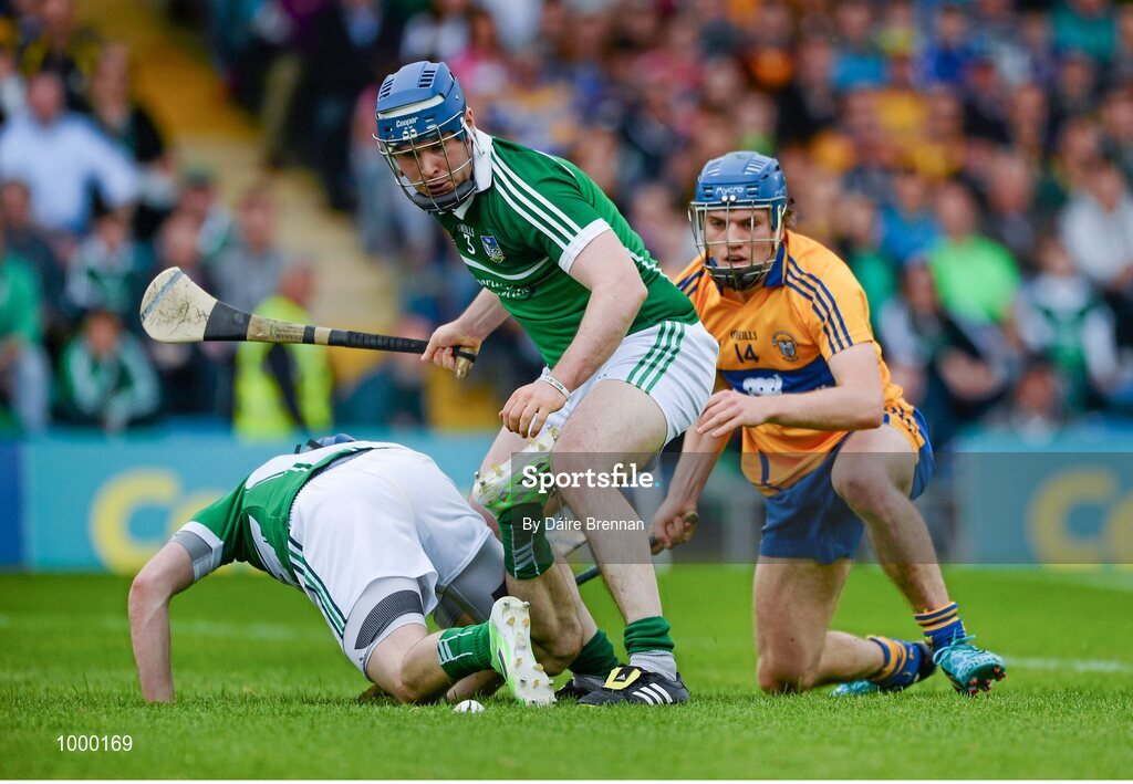 24 May 2015; Richie McCarthy, Limerick, in action against Shane O'Donnell, Clare. Munster GAA Hurling Senior Championship Quarter-Final, Clare v Limerick. Semple Stadium, Thurles, Co. Tipperary. Picture credit: Dáire Brennan / SPORTSFILE