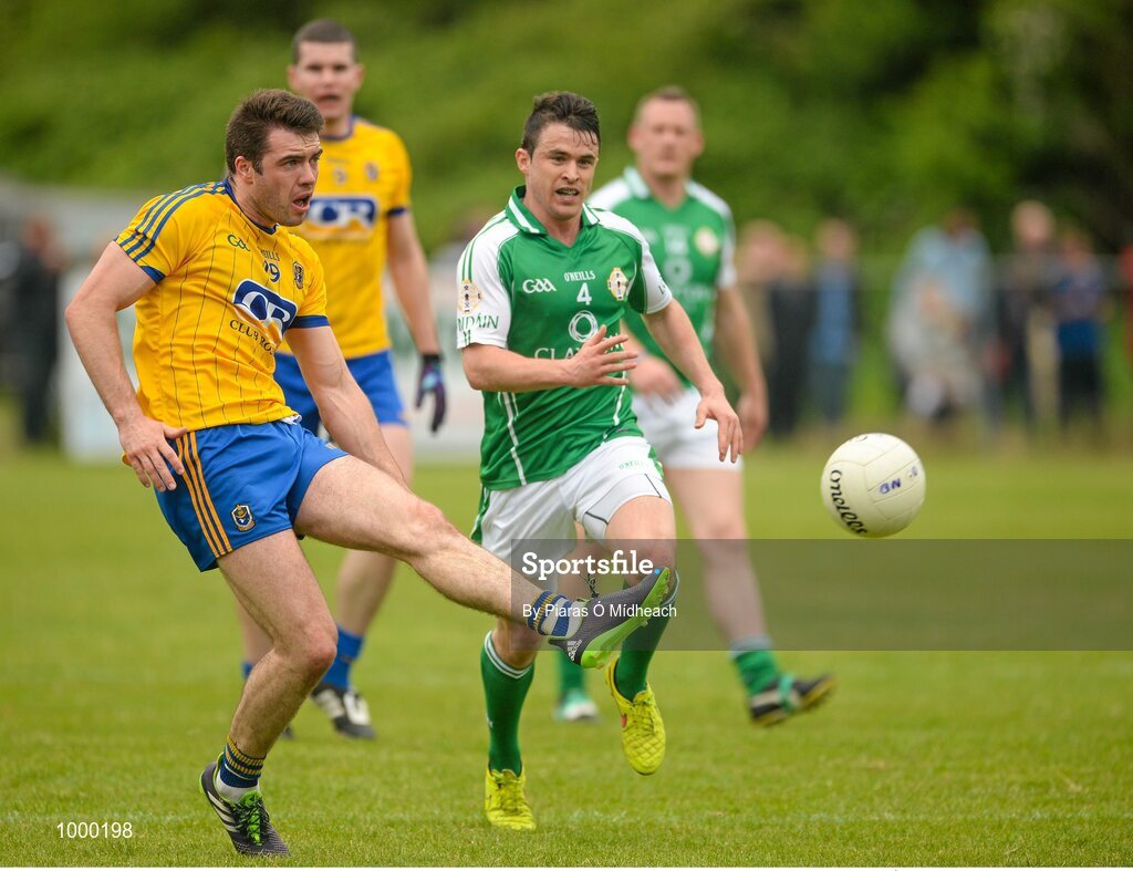 24 May 2015; Ian Kilbride, Roscommon, in action against David McGreevy, London. Connacht GAA Football Senior Championship Quarter-Final, London v Roscommon. Páirc Smárgaid, Ruislip, London, England. Picture credit: Piaras Ó Mídheach / SPORTSFILE
