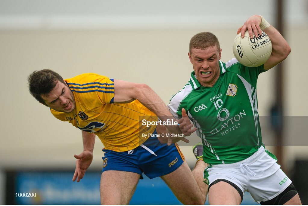 24 May 2015; Scott Conroy, London, in action against Ian Kilbride, Roscommon. Connacht GAA Football Senior Championship Quarter-Final, London v Roscommon. Páirc Smárgaid, Ruislip, London, England. Picture credit: Piaras Ó Mídheach / SPORTSFILE