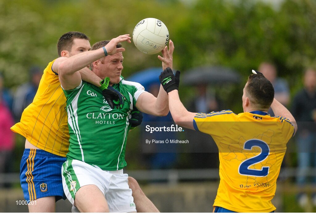 24 May 2015; Lorcan Mulvey, London, in action against Niall Carty and Seán McDermott, 2, Roscommon. Connacht GAA Football Senior Championship Quarter-Final, London v Roscommon. Páirc Smárgaid, Ruislip, London, England. Picture credit: Piaras Ó Mídheach / SPORTSFILE