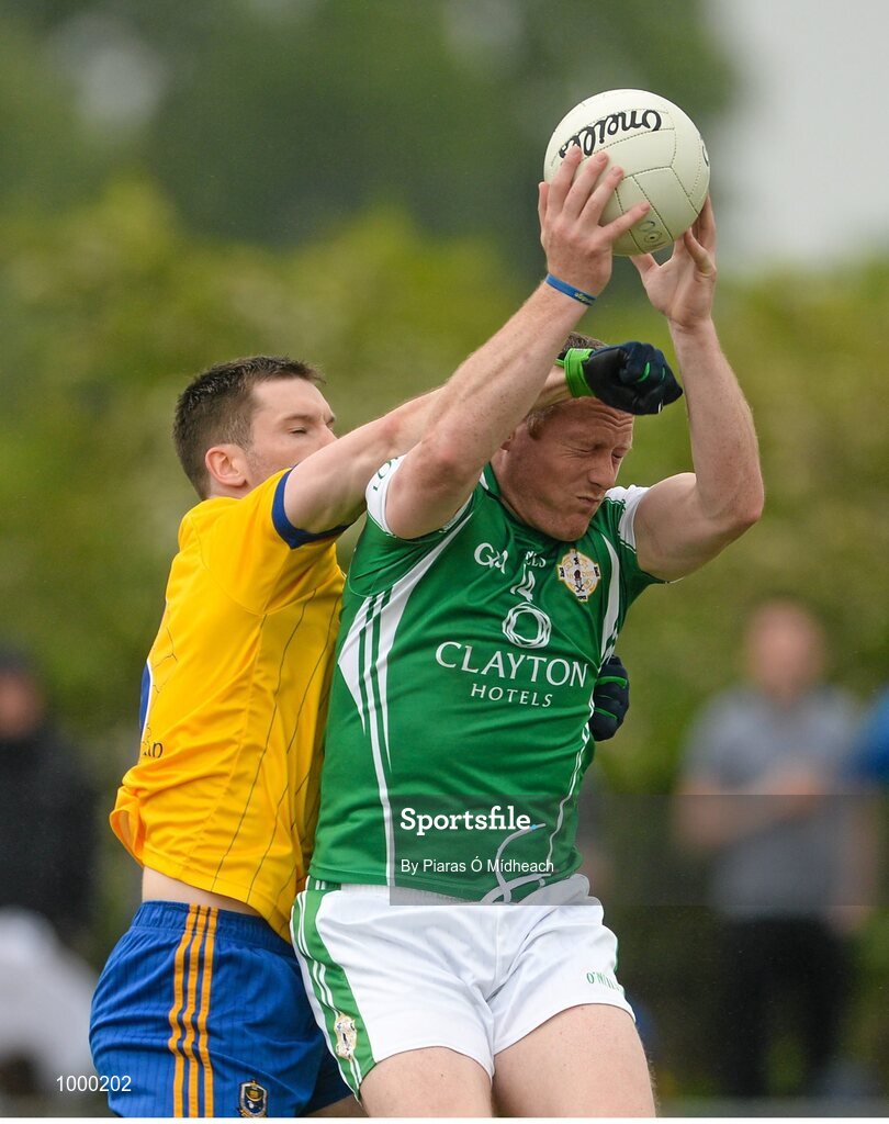 24 May 2015; Lorcan Mulvey, London, in action against Niall Carty, Roscommon. Connacht GAA Football Senior Championship Quarter-Final, London v Roscommon. Páirc Smárgaid, Ruislip, London, England. Picture credit: Piaras Ó Mídheach / SPORTSFILE