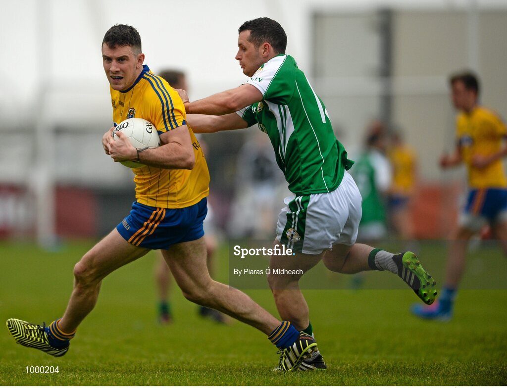 24 May 2015; Neil Collins, Roscommon, in action against Alan O'Hara, London. Connacht GAA Football Senior Championship Quarter-Final, London v Roscommon. Páirc Smárgaid, Ruislip, London, England. Picture credit: Piaras Ó Mídheach / SPORTSFILE