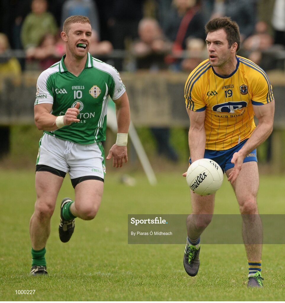 24 May 2015; Ian Kilbride, Roscommon, in action against Scott Conroy, London. Connacht GAA Football Senior Championship Quarter-Final, London v Roscommon. Páirc Smárgaid, Ruislip, London, England. Picture credit: Piaras Ó Mídheach / SPORTSFILE