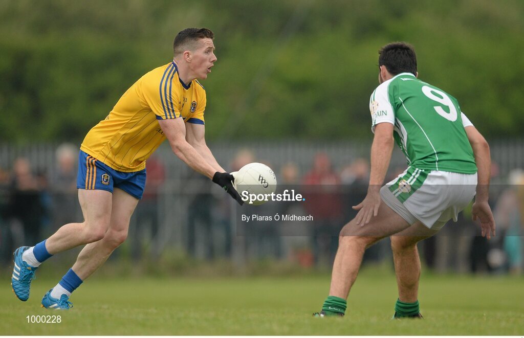 24 May 2015; Seán McDermott, Roscommon, in action against Martin Carroll, London. Connacht GAA Football Senior Championship Quarter-Final, London v Roscommon. Páirc Smárgaid, Ruislip, London, England. Picture credit: Piaras Ó Mídheach / SPORTSFILE