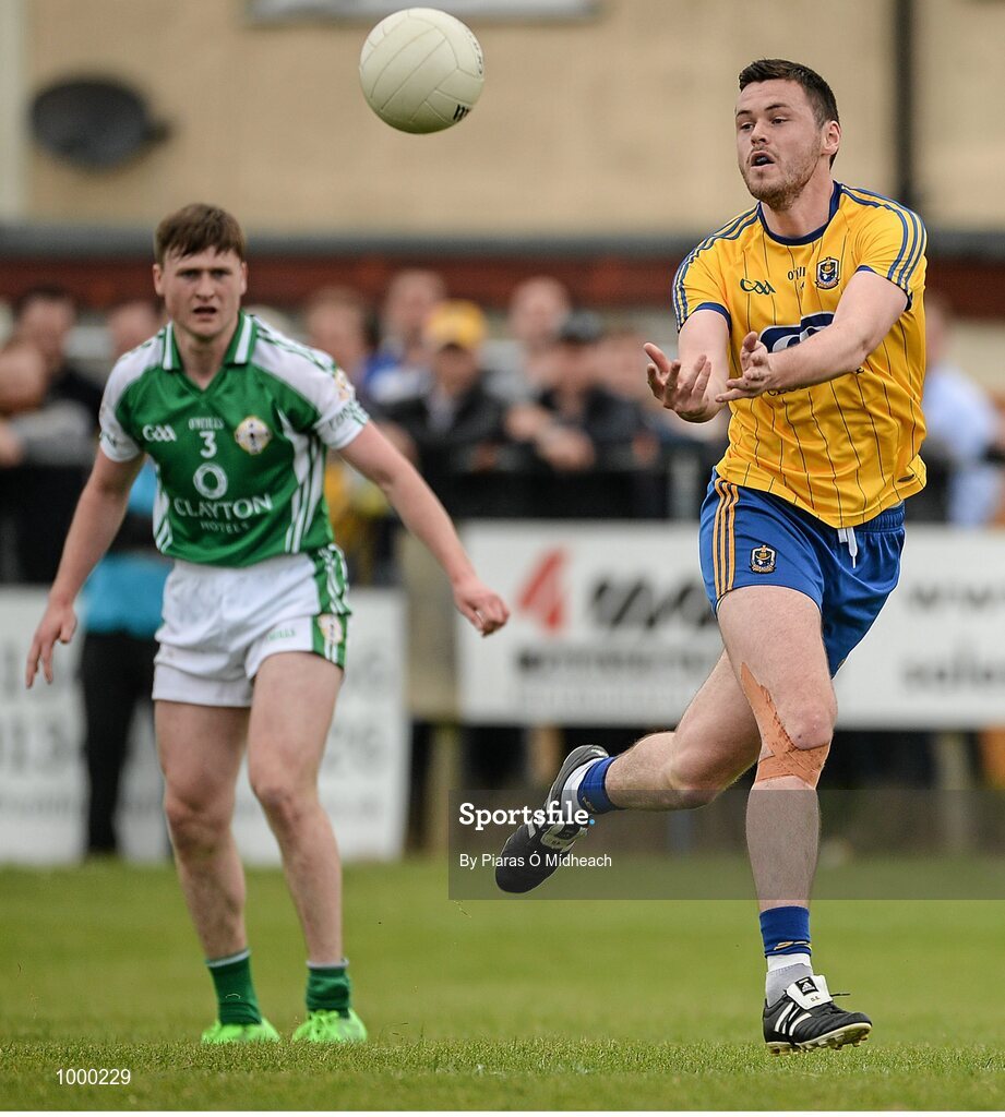24 May 2015; Donie Shine, Roscommon, races past Philip Butler, London. Connacht GAA Football Senior Championship Quarter-Final, London v Roscommon. Páirc Smárgaid, Ruislip, London, England. Picture credit: Piaras Ó Mídheach / SPORTSFILE