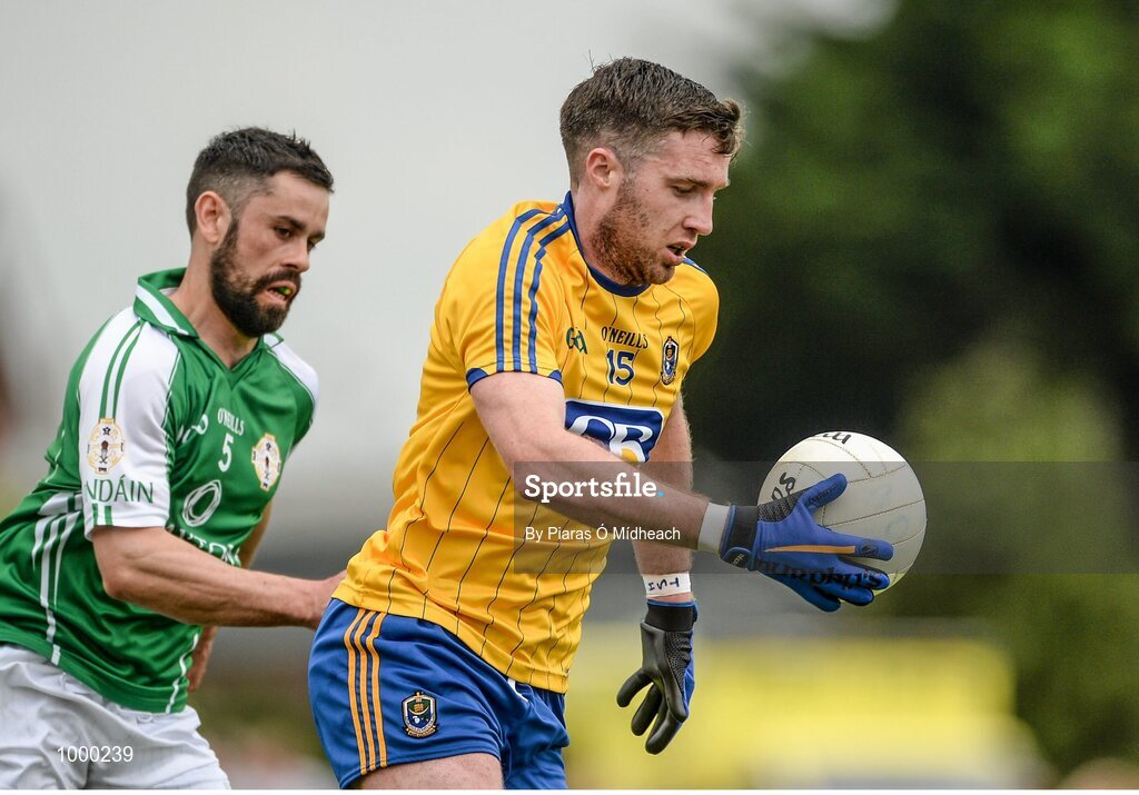 24 May 2015; Cathal Cregg, Roscommon, in action against Donnacha McCarthy, London. Connacht GAA Football Senior Championship Quarter-Final, London v Roscommon. Páirc Smárgaid, Ruislip, London, England. Picture credit: Piaras Ó Mídheach / SPORTSFILE