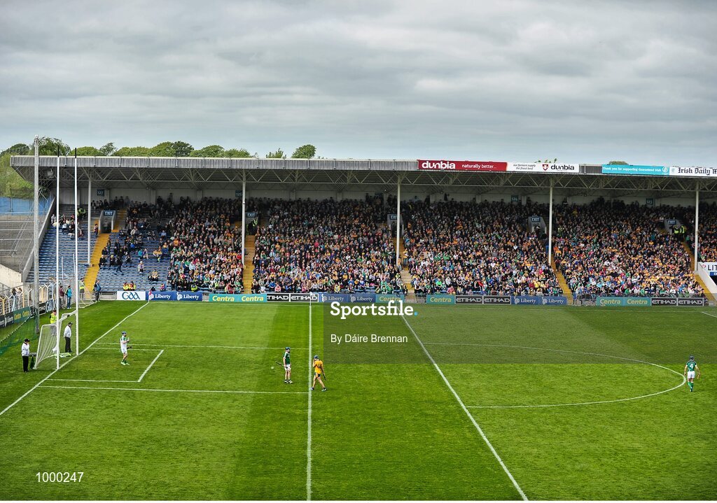 24 May 2015; Shane O'Donnell, Clare, acts as a lone full-forward during the first half. Munster GAA Hurling Senior Championship Quarter-Final, Clare v Limerick. Semple Stadium, Thurles, Co. Tipperary. Picture credit: Dáire Brennan / SPORTSFILE