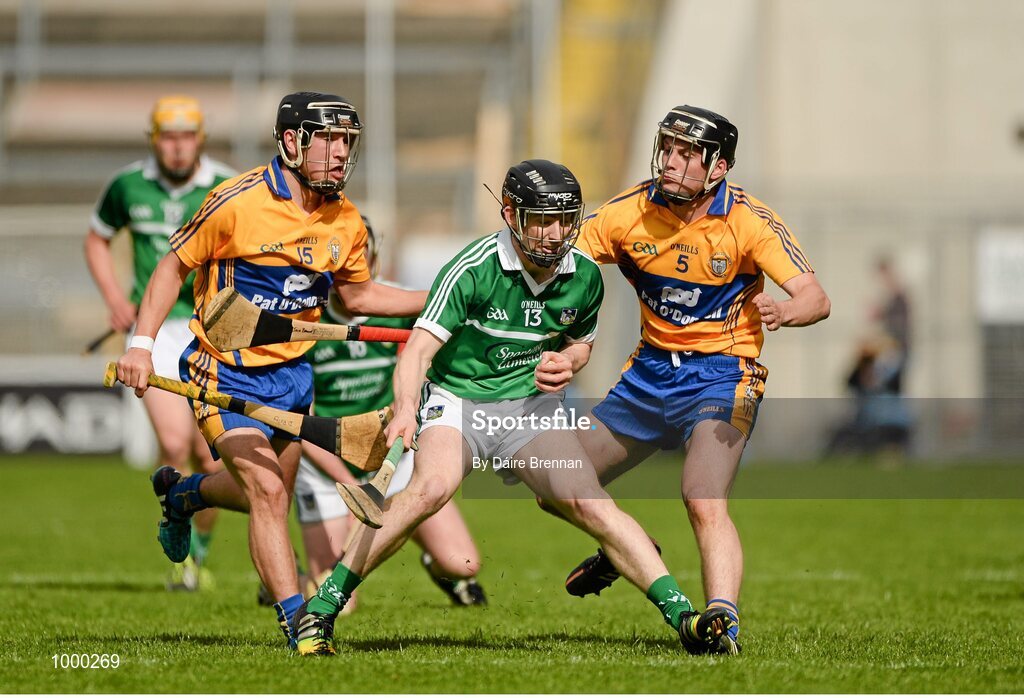 24 May 2015; Graeme Mulcahy, Limerick, in action against David Reidy, left, and Jack Browne, Clare. Munster GAA Hurling Senior Championship Quarter-Final, Clare v Limerick. Semple Stadium, Thurles, Co. Tipperary. Picture credit: Dáire Brennan / SPORTSFILE