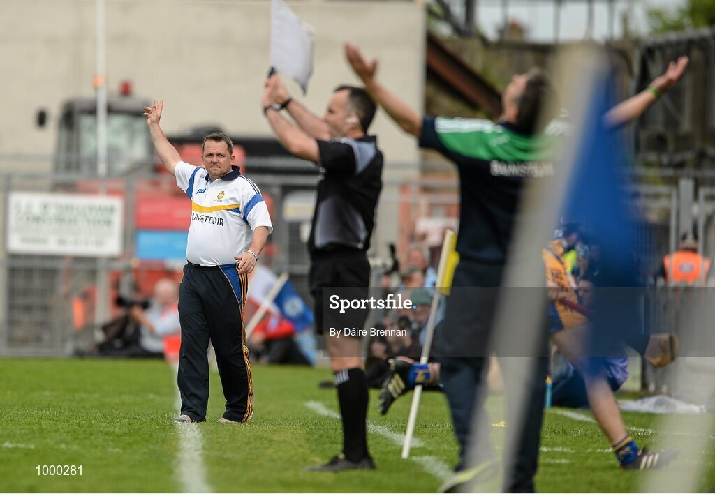 24 May 2015; Clare manager Davy Fitzgerald signals for a line ball, as Limerick manager TJ Ryan shows his disappointment. Munster GAA Hurling Senior Championship Quarter-Final, Clare v Limerick. Semple Stadium, Thurles, Co. Tipperary. Picture credit: Dáire Brennan / SPORTSFILE