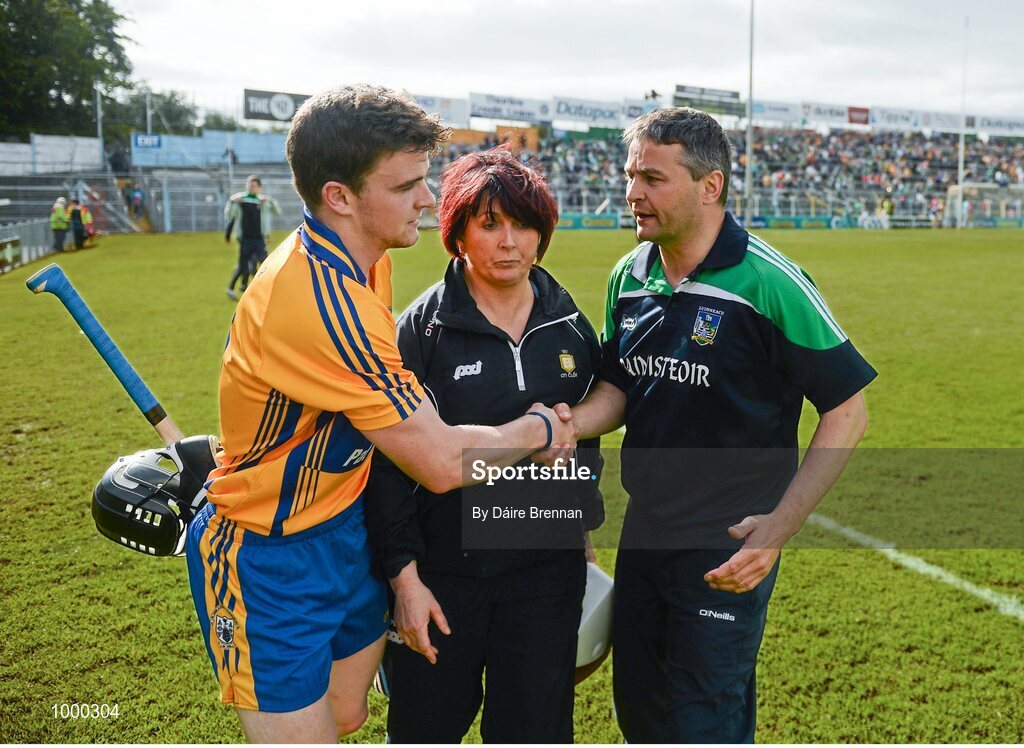 24 May 2015; Limerick manager TJ Ryan shakes hands with Tony Kelly, Clare, after the game. Munster GAA Hurling Senior Championship Quarter-Final, Clare v Limerick. Semple Stadium, Thurles, Co. Tipperary. Picture credit: Dáire Brennan / SPORTSFILE
