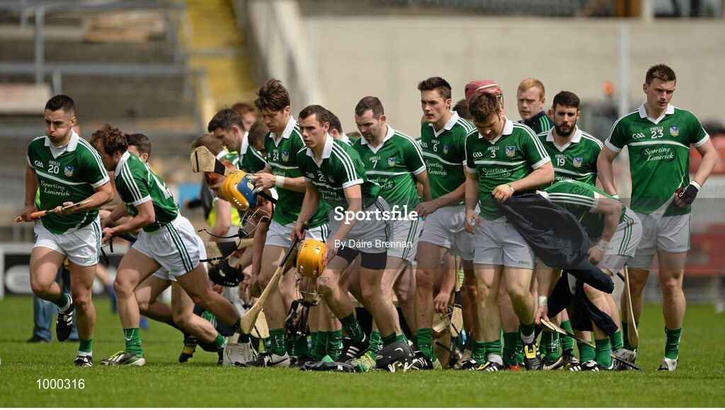 24 May 2015; The Limerick team break from the team photograph. Munster GAA Hurling Senior Championship Quarter-Final, Clare v Limerick. Semple Stadium, Thurles, Co. Tipperary. Picture credit: Dáire Brennan / SPORTSFILE