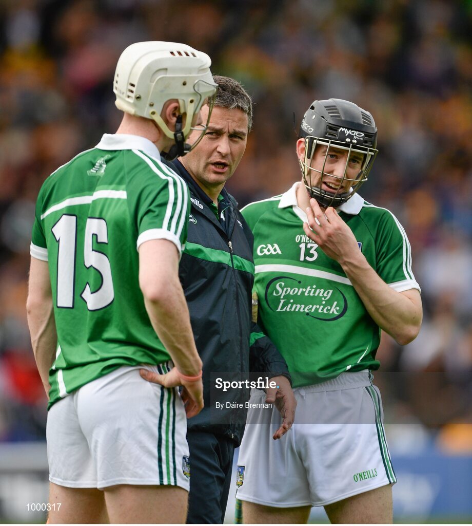 24 May 2015; Limerick manager TJ Ryan issues instructions to his corner-forwards Cian Lynch, left, and Graeme Mulcahy. Munster GAA Hurling Senior Championship Quarter-Final, Clare v Limerick. Semple Stadium, Thurles, Co. Tipperary. Picture credit: Dáire Brennan / SPORTSFILE
