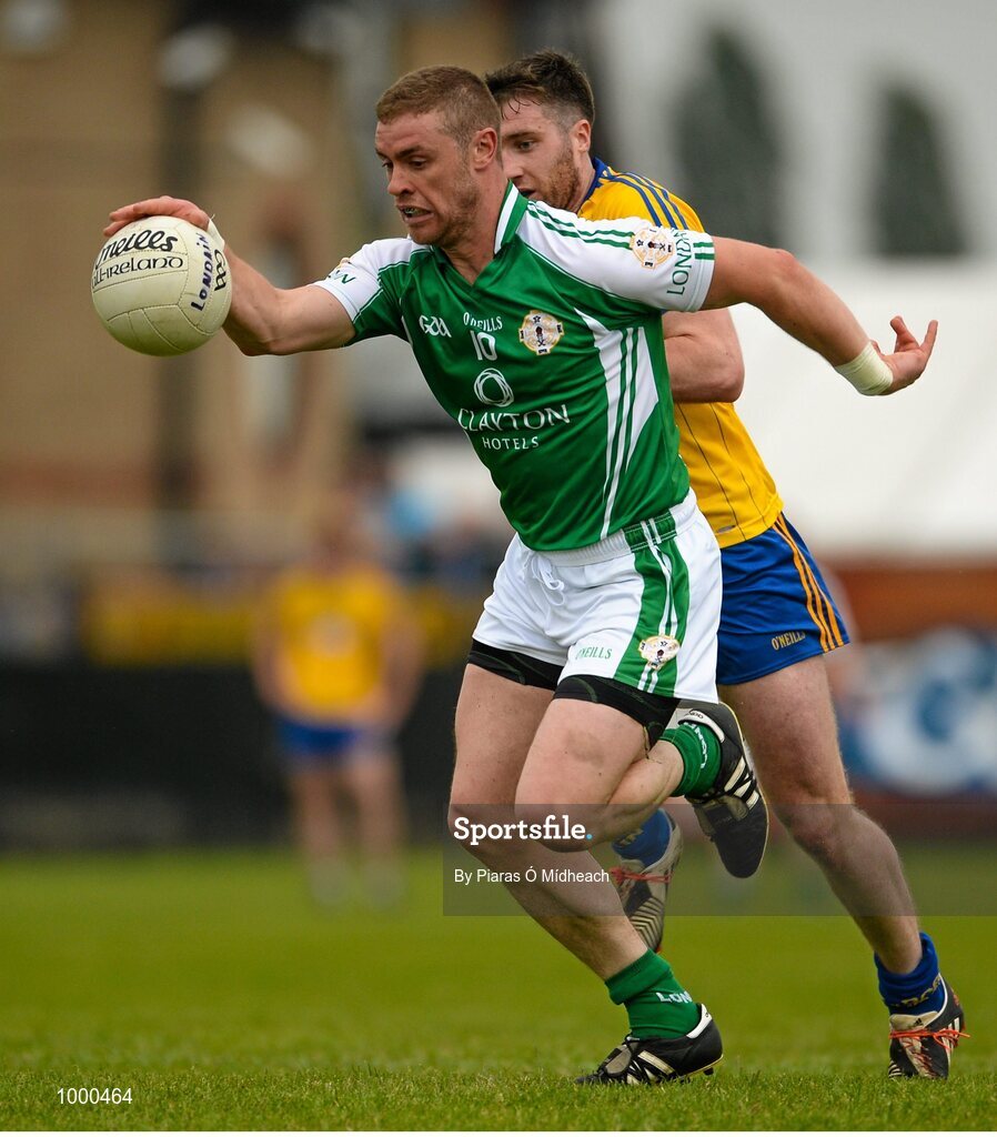 24 May 2015; Scott Conroy, London, in action against Cathal Cregg, Roscommon. Connacht GAA Football Senior Championship Quarter-Final, London v Roscommon. Páirc Smárgaid, Ruislip, London, England. Picture credit: Piaras Ó Mídheach / SPORTSFILE