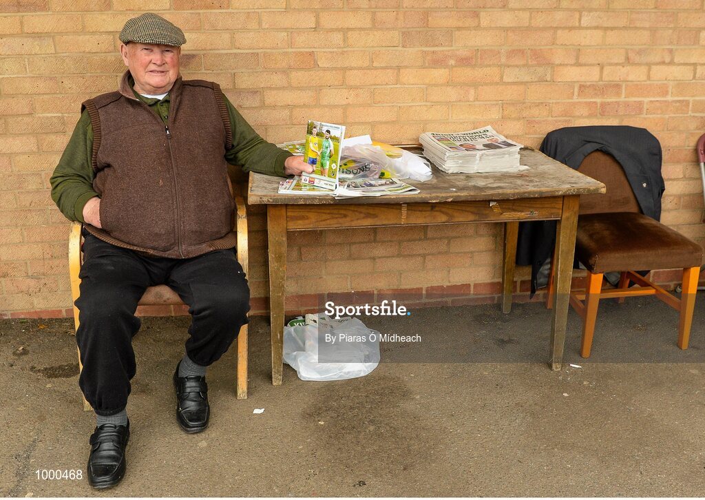 24 May 2015; Steward Tom O'Connor, living in London 55 years and originally from Newcastle West, Co. Limerick, ahead of the game. Connacht GAA Football Senior Championship Quarter-Final, London v Roscommon. Páirc Smárgaid, Ruislip, London, England. Picture credit: Piaras Ó Mídheach / SPORTSFILE