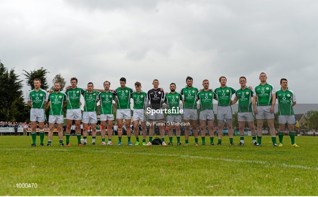 24 May 2015; The London team stand for Amhrán na bhFiann before the game. Connacht GAA Football Senior Championship Quarter-Final, London v Roscommon. Páirc Smárgaid, Ruislip, London, England. Picture credit: Piaras Ó Mídheach / SPORTSFILE