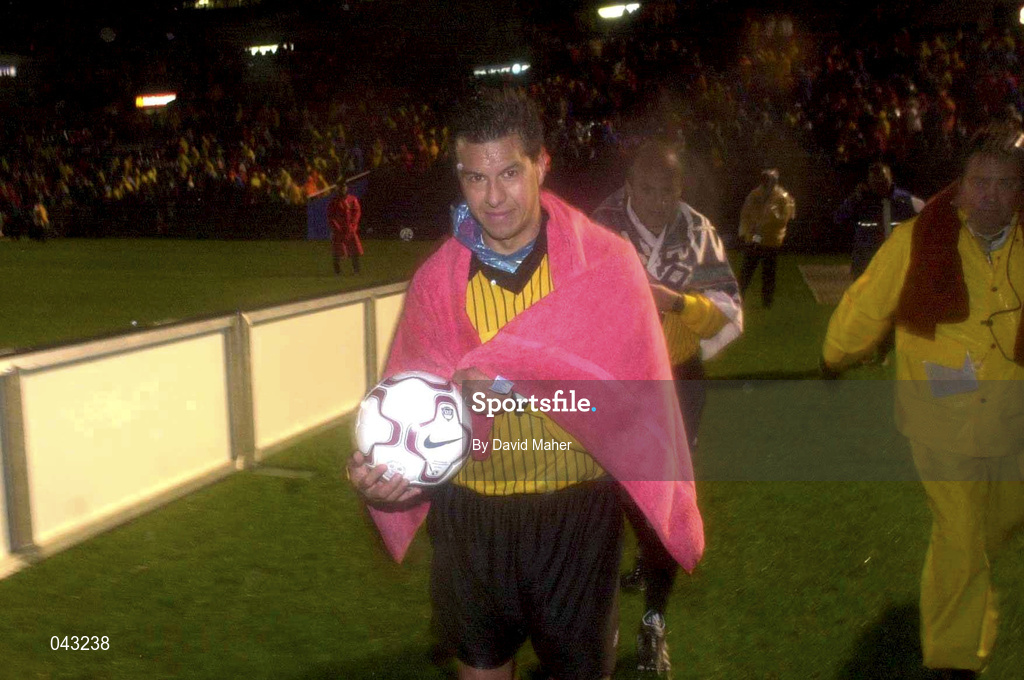 6 June 2000; Referee Armando Archundia, Mexico, leaves the pitch after floodlight failure caused a delayed during the US Nike Cup match between USA and Republic of Ireland at Foxboro Stadium in Foxborough, Massachusetts, USA. Photo by David Maher/Sportsfile