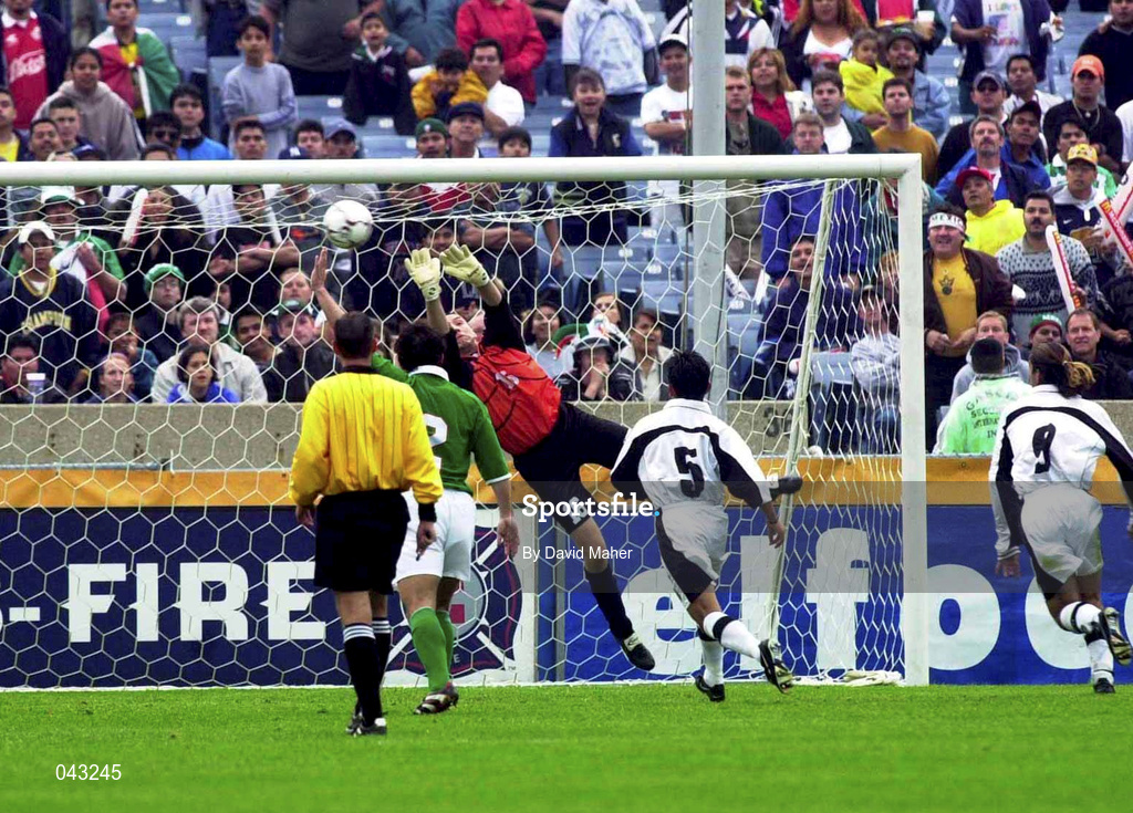 4 June 2000; Republic of Ireland goalkeeper Dean Kiely saves from Horacio Sanchez of Mexico, 9, during the US Nike Cup game between Republic of Ireland and Mexico at Soldier Field in Chicago, Illnois, USA. Photo by David Maher/Sportsfile