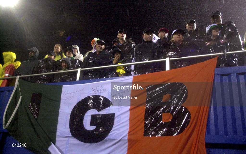 6 June 2000; Republic of Ireland supporters wait for the start of the US Nike Cup match between USA and Republic of Ireland at Foxboro Stadium in Foxborough, Massachusetts, USA. Photo by David Maher/Sportsfile