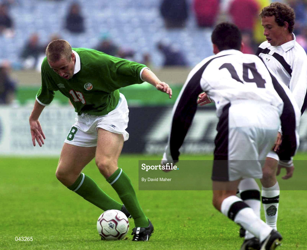 4 June 2000; Barry Quinn of Republic of Ireland in action against Christian Ramirez and Lues Perez of Mexico during the US Nike Cup game between Republic of Ireland and Mexico at Soldier Field in Chicago, Illnois, USA. Photo by David Maher/Sportsfile