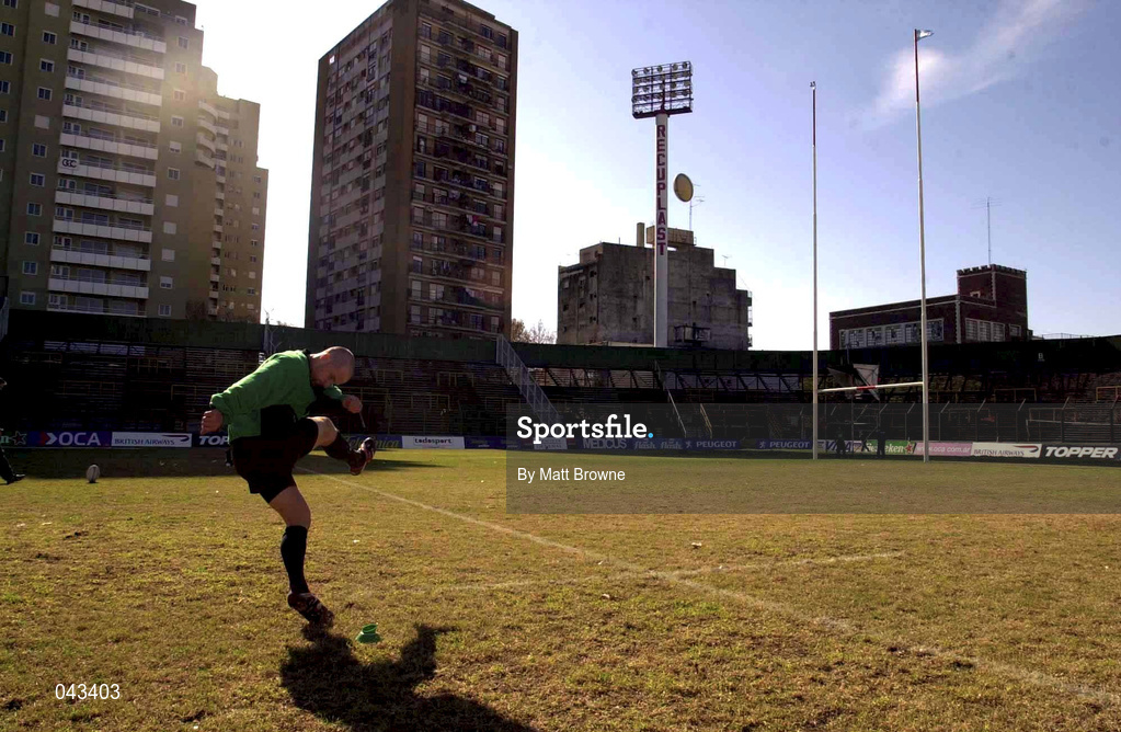 2 June 2000; Ireland's David Humphreys during kicking practice at Club Ferro Carril Oeste in Buenos Aires, Argentina. Photo by Matt Browne/Sportsfile
