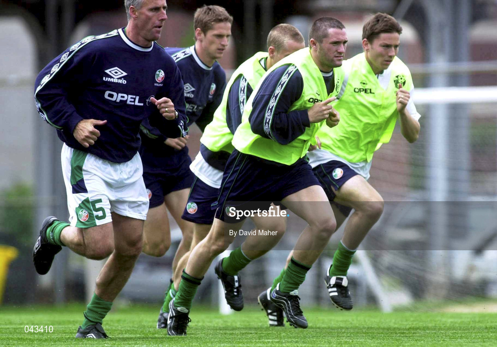 2 June 2000; Republic of Ireland manager Mick McCarthy with players, from left, Dominic Foley, Barry Quinn, Robbie Keane and Matt Holland during a Republic of Ireland training session at Moody Bible Institute in Chicago, Illinois, USA. Photo by David Maher/Sportsfile
