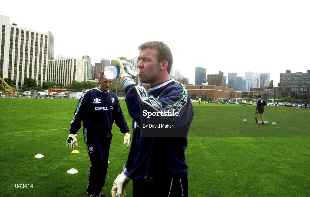 2 June 2000; Goalkeeper Alan Kelly takes a break during a Republic of Ireland training session at Moody Bible Institute in Chicago, Illinois, USA. Photo by David Maher/Sportsfile