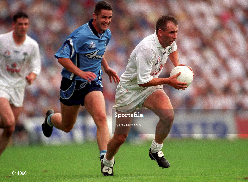 30 July 2000; Glenn Ryan of Kildare races clear of Enda Sheehy of Dublin during the Bank of Ireland Leinster Senior Football Championship Final between Dublin and Kildare at Croke Park in Dublin. Photo by Ray McManus/Sportsfile