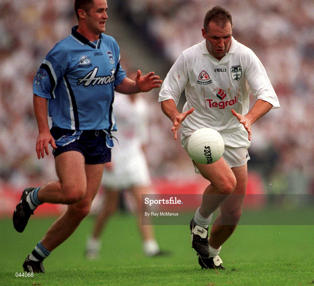 30 July 2000; Glenn Ryan of Kildare races clear of Enda Sheehy of Dublin during the Bank of Ireland Leinster Senior Football Championship Final between Dublin and Kildare at Croke Park in Dublin. Photo by Ray McManus/Sportsfile