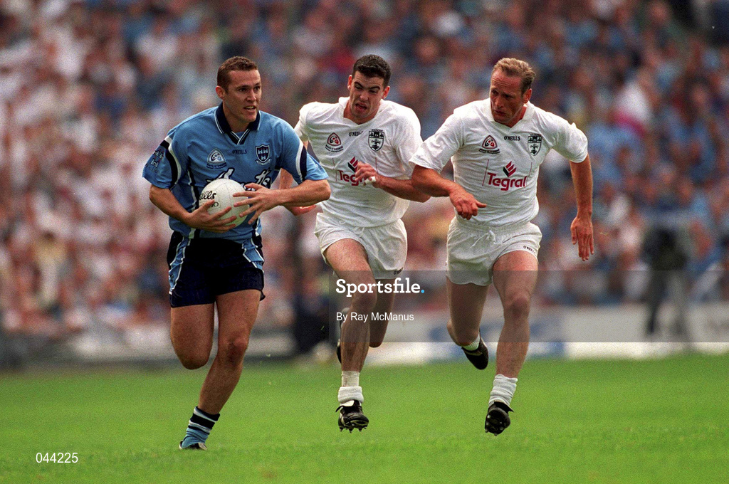 30 July 2000; Ciaran Whelan of Dublin runs clear of Dermot Earley and Willie McCreery of Kildare during the Bank of Ireland Leinster Senior Football Championship Final between Dublin and Kildare at Croke Park in Dublin. Photo by Ray McManus/Sportsfile
