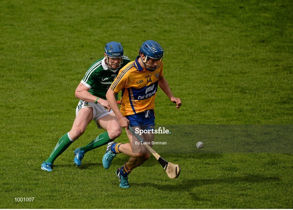 24 May 2015; Shane O'Donnell, Clare, in action against Séamus Hickey, Limerick. Munster GAA Hurling Senior Championship Quarter-Final, Clare v Limerick. Semple Stadium, Thurles, Co. Tipperary. Picture credit: Dáire Brennan / SPORTSFILE