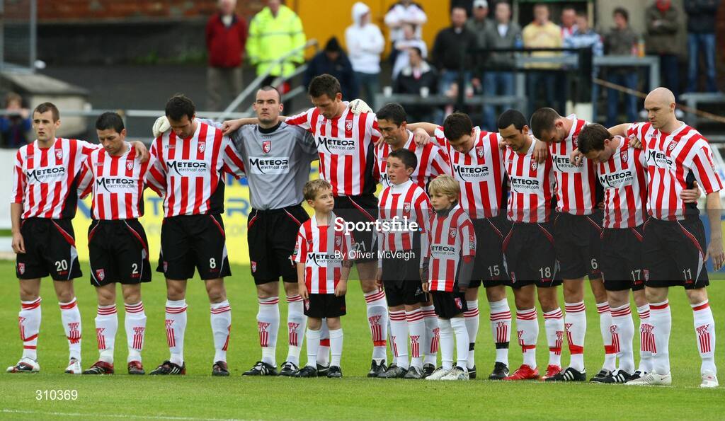 27 June 2008; The Derry City team stand for a minutes silence. eircom league Premier Division, Derry City v St Patrick's Athletic, Brandywell, Derry. Picture credit: Oliver McVeigh / SPORTSFILE