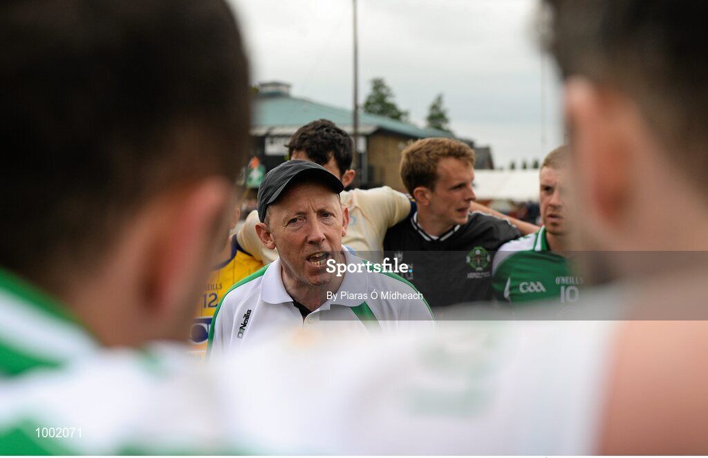 24 May 2015; London manager Paul Coggins talks to his players in a huddle after the game. Connacht GAA Football Senior Championship Quarter-Final, London v Roscommon. Páirc Smárgaid, Ruislip, London, England. Picture credit: Piaras Ó Mídheach / SPORTSFILE