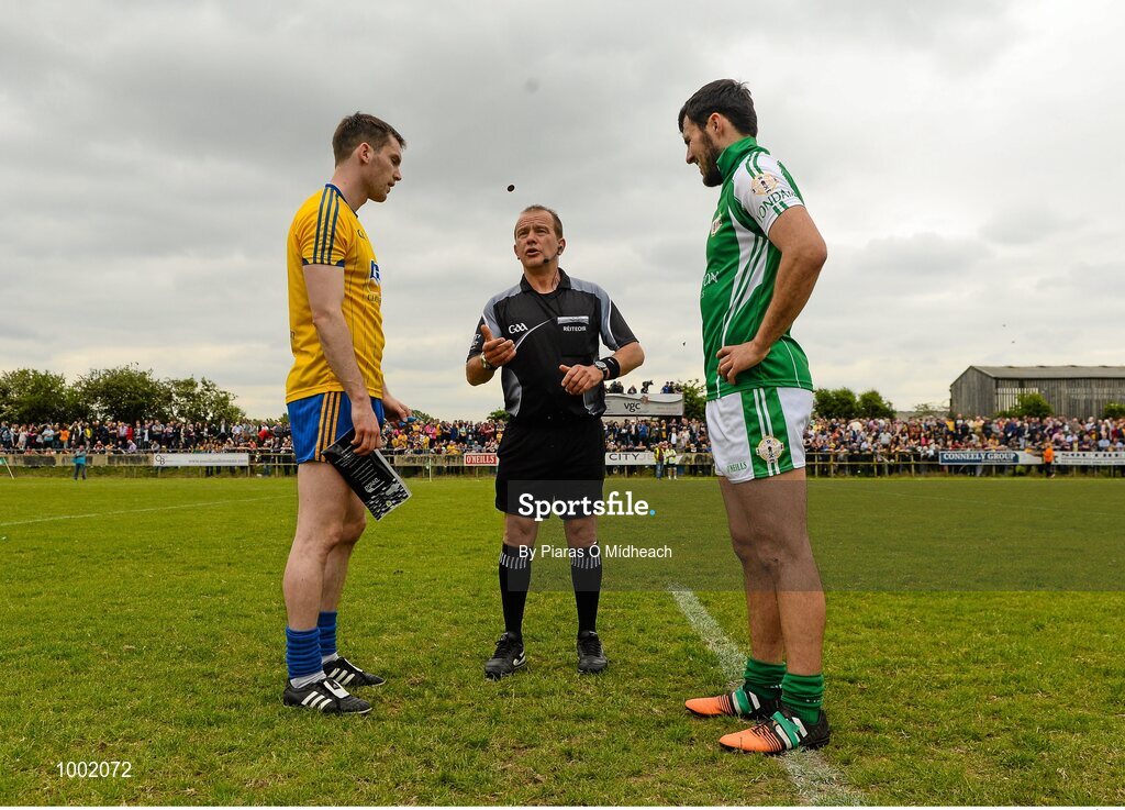 24 May 2015; Referee Eddie Kinsella performs the pre-match coin toss with captains, Niall Carty, left, Roscommon, and Martin Carroll, London. Connacht GAA Football Senior Championship Quarter-Final, London v Roscommon. Páirc Smárgaid, Ruislip, London, England. Picture credit: Piaras Ó Mídheach / SPORTSFILE