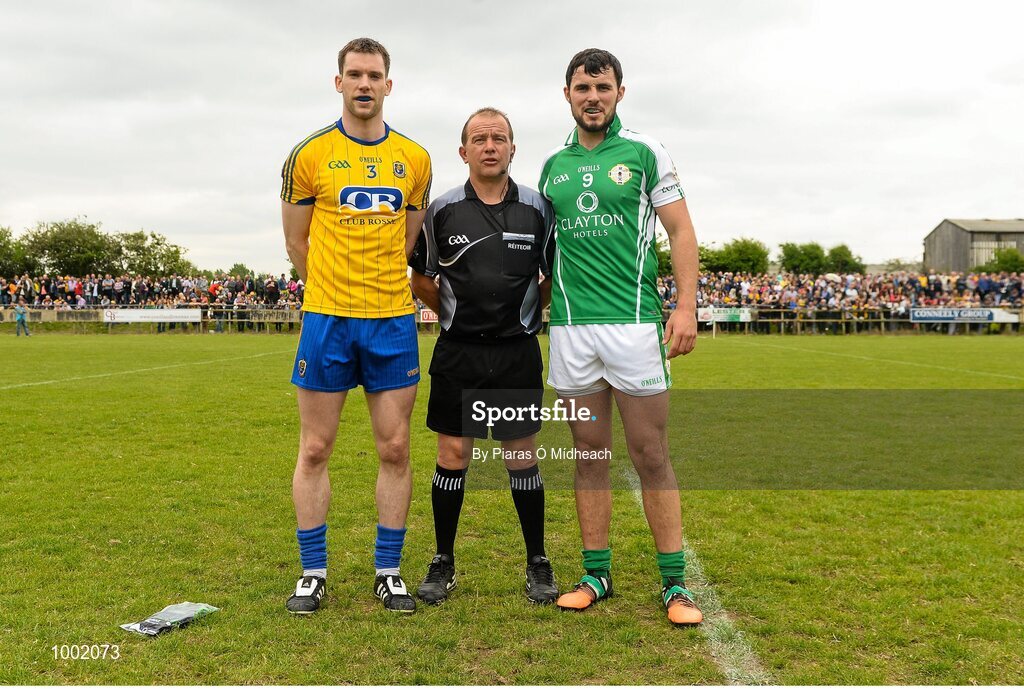 24 May 2015; Referee Eddie Kinsella with captains, Niall Carty, left, Roscommon, and Martin Carroll, London, before the game. Connacht GAA Football Senior Championship Quarter-Final, London v Roscommon. Páirc Smárgaid, Ruislip, London, England. Picture credit: Piaras Ó Mídheach / SPORTSFILE