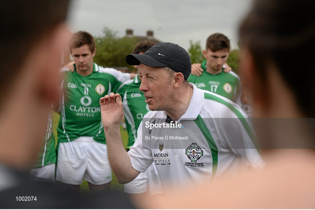 24 May 2015; London manager Paul Coggins talks to his players in a huddle after the game. Connacht GAA Football Senior Championship Quarter-Final, London v Roscommon. Páirc Smárgaid, Ruislip, London, England. Picture credit: Piaras Ó Mídheach / SPORTSFILE
