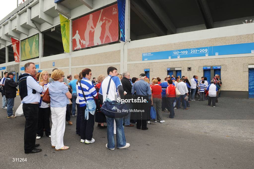 19 July 2008; Waterford supporters await the opening of the gates two hours before the scheduled start time. Waterford. GAA Hurling All-Ireland Senior Championship Qualifier - Round 4, Offaly v Waterford, Thurles, Co. Tipperary. Picture credit: Ray McManus / SPORTSFILE