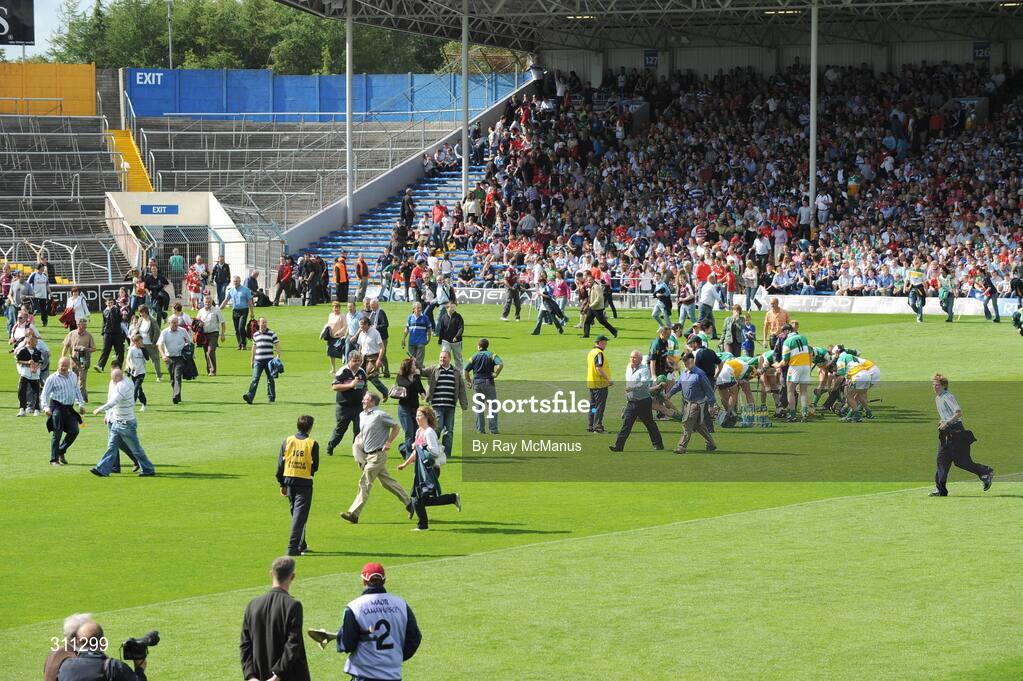 19 July 2008; spectators spill onto the pitch as the Offaly team await the start of the game. GAA Hurling All-Ireland Senior Championship Qualifier - Round 4, Offaly v Waterford, Thurles, Co. Tipperary. Picture credit: Ray McManus / SPORTSFILE