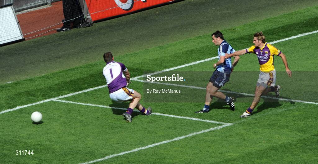 20 July 2008; Alan Brogan beats Wexford goalkeeper Anthony Masterson and Brian Malone, right, to score Dublin's second goal. GAA Football Leinster Senior Championship Final, Dublin v Wexford, Croke Park, Dublin. Picture credit: Ray McManus / SPORTSFILE