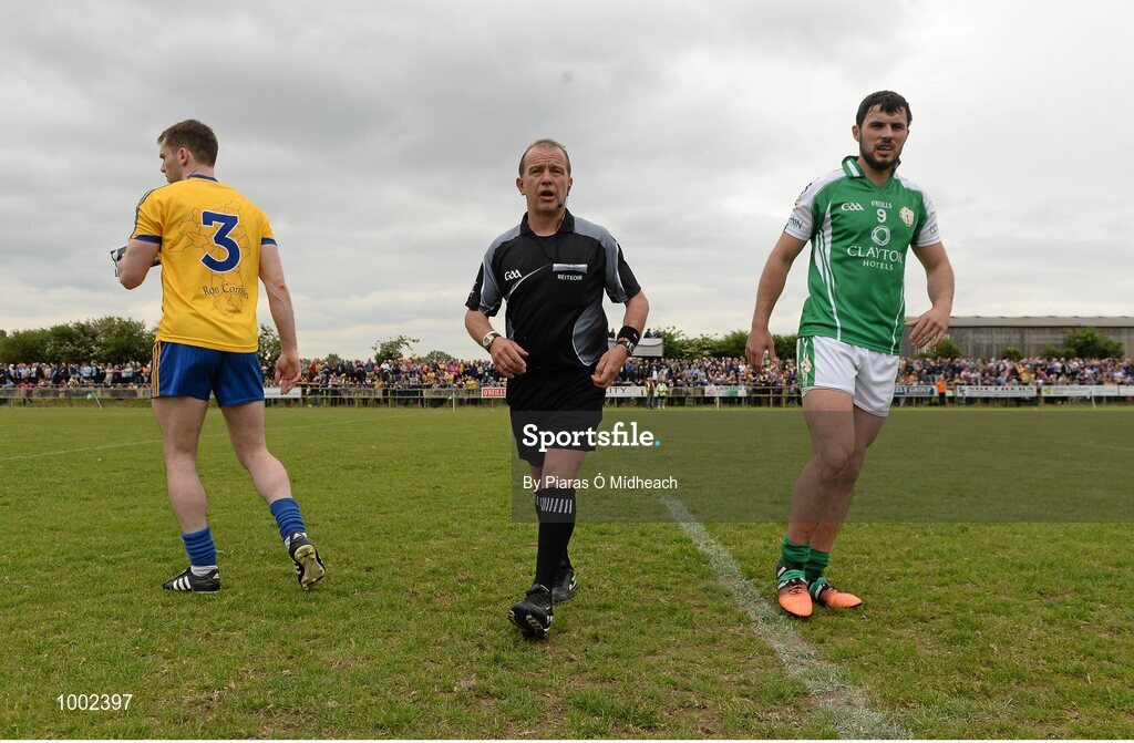 24 May 2015; Referee Eddie Kinsella and captains, Niall Carty, left, Roscommon, and Martin Carroll, London, walk away after the pre-match coin toss. Connacht GAA Football Senior Championship Quarter-Final, London v Roscommon. Páirc Smárgaid, Ruislip, London, England. Picture credit: Piaras Ó Mídheach / SPORTSFILE
