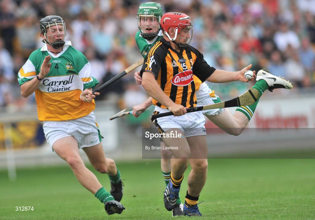 24 July 2008; Richie Hogan, Kilkenny, in action against Stephen Wynne, left, and Brian Watkins, Offaly. Leinster GAA Hurling Under 21 Championship Final, Offaly v Kilkenny, O'Connor Park, Tullamore, Co. Offaly. Picture credit: Brian Lawless / SPORTSFILE