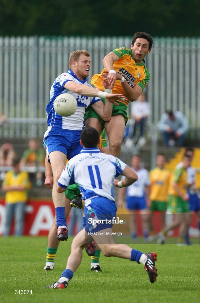 24 July 2008; Rory Kavanagh, Donegal, in action against Eoin Lennon, Monaghan. GAA Football All-Ireland Senior Championship Qualifier, Round 2, Donegal v Monaghan, Ballybofey, Co. Donegal. Picture credit: Oliver McVeigh / SPORTSFILE