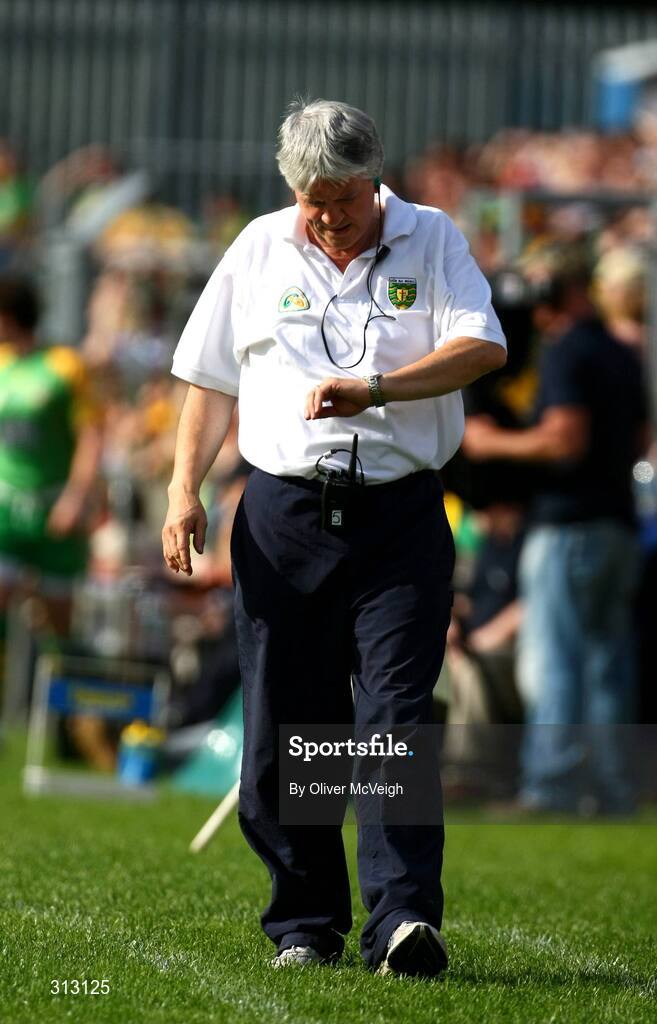 24 July 2008; Donegal manager Brian McIver looks at his watch near the end of the game. GAA Football All-Ireland Senior Championship Qualifier - Round 2, Donegal v Monaghan, Ballybofey, Co. Donegal. Picture credit: Oliver McVeigh / SPORTSFILE