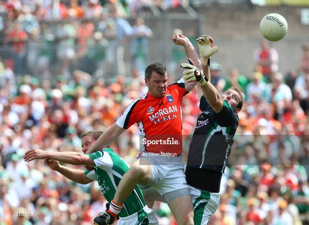 27 July 2008; Ronan Clarke, Armagh, in action against Shane McDermott and Ronan Gallagher, Fermanagh. GAA Football Ulster Senior Championship Final replay, Armagh v Fermanagh, St Tighearnach's Park, Clones, Co. Monaghan. Picture credit: Oliver McVeigh / SPORTSFILE *** Local Caption *** S0807107 Armagh v Fermanagh OMcV
