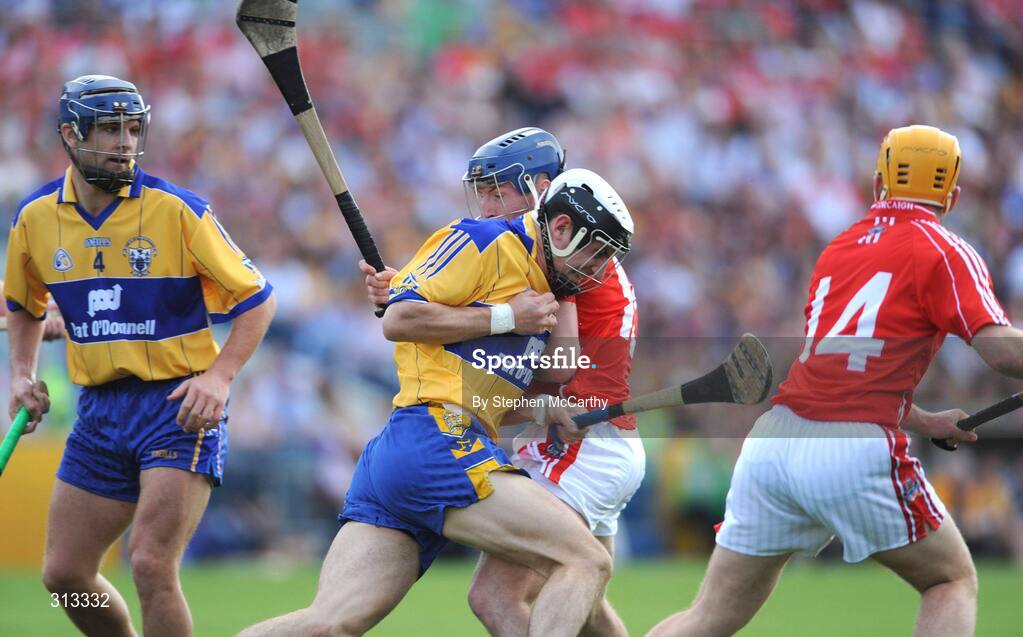 27 July 2008; Gerry Quinn, Clare, in action against Patrick Horgan, Cork. GAA Hurling All-Ireland Senior Championship Quarter-Final, Clare v Cork, Semple Stadium, Thurles, Co. Tipperary. Picture credit: Stephen McCarthy / SPORTSFILE